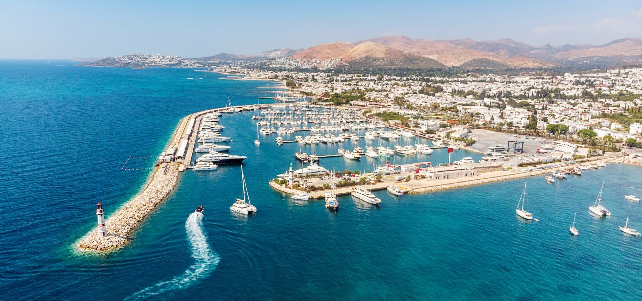 Вид на бухту Тургутрейс - обзор районов Бодрума