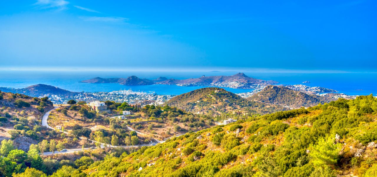 Красивый панорамный вид на бухту Ялыкавак в Бодруме